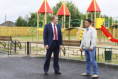 Глава района Сергей Путмин посмотрел качество обустройства детской площадки в Ивановке
