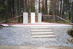 Мемориальные плиты отремонтировали на Кошелевском кладбище в Осиннике