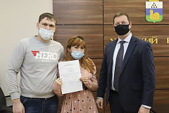 Свидетельства на приобретение жилья получили десять молодых семей района