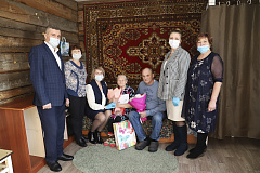 90-летний юбилей отметила жительница Туртаса Нина Тикунова