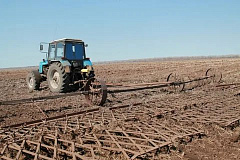 Уватские аграрии приступили к боронованию полей