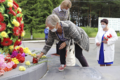 Жители района возложили цветы к мемориалам ВОВ в День памяти и скорби