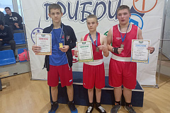 Воспитанники спортивной школы получают медали на соревнованиях