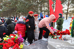 Школьники возложили цветы к мемориалу в 80-летие победы в Сталинградской битве Школьники возложили цветы к мемориалу в 80-летие победы в Сталинградской битве