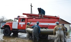 Сотрудник уватского ГИМС помогает ликвидировать последствия наводнения в Ишиме