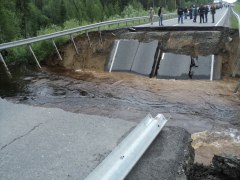 20 июля в 06:15 поступило сообщение о просадке дорожного полотна и размытии участка  автодороги на 447 км. федеральной автодороги Тюмень-Ханты-Мансийск