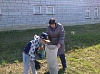 17 мая состоялась акция «Помоги ветерану», в рамках которой уватские волонтеры помогли пожилым ветеранам дома старчества в уборке территории.