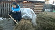 Волонтер из Туртаса помог пенионеру убрать снег с крыши и прибирать сено