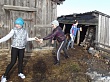 17 апреля волонтеры из Красного Яра участвовали в акции «Помощь пожилым людям» (складывали дрова).