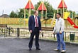 Глава района Сергей Путмин посмотрел качество обустройства детской площадки в Ивановке