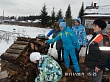 Волонтеры из п.Першино помогли пожилому человеку сложить дрова.